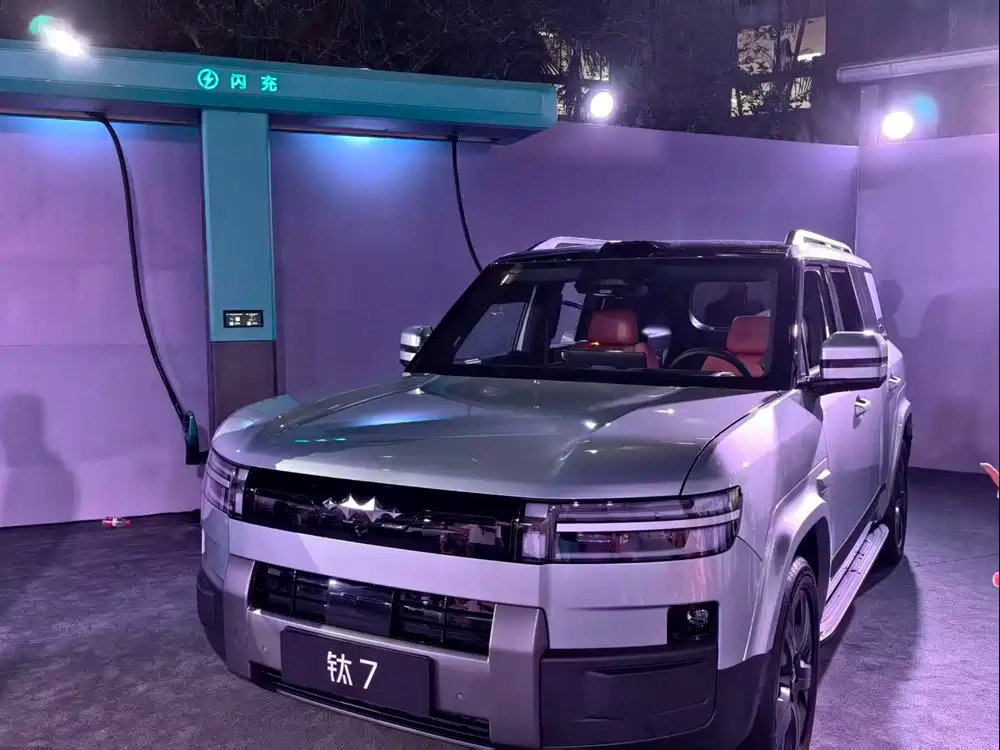 方程豹钛7硬派插混越野SUV：  插混系统纯电续航125km，市区代步...