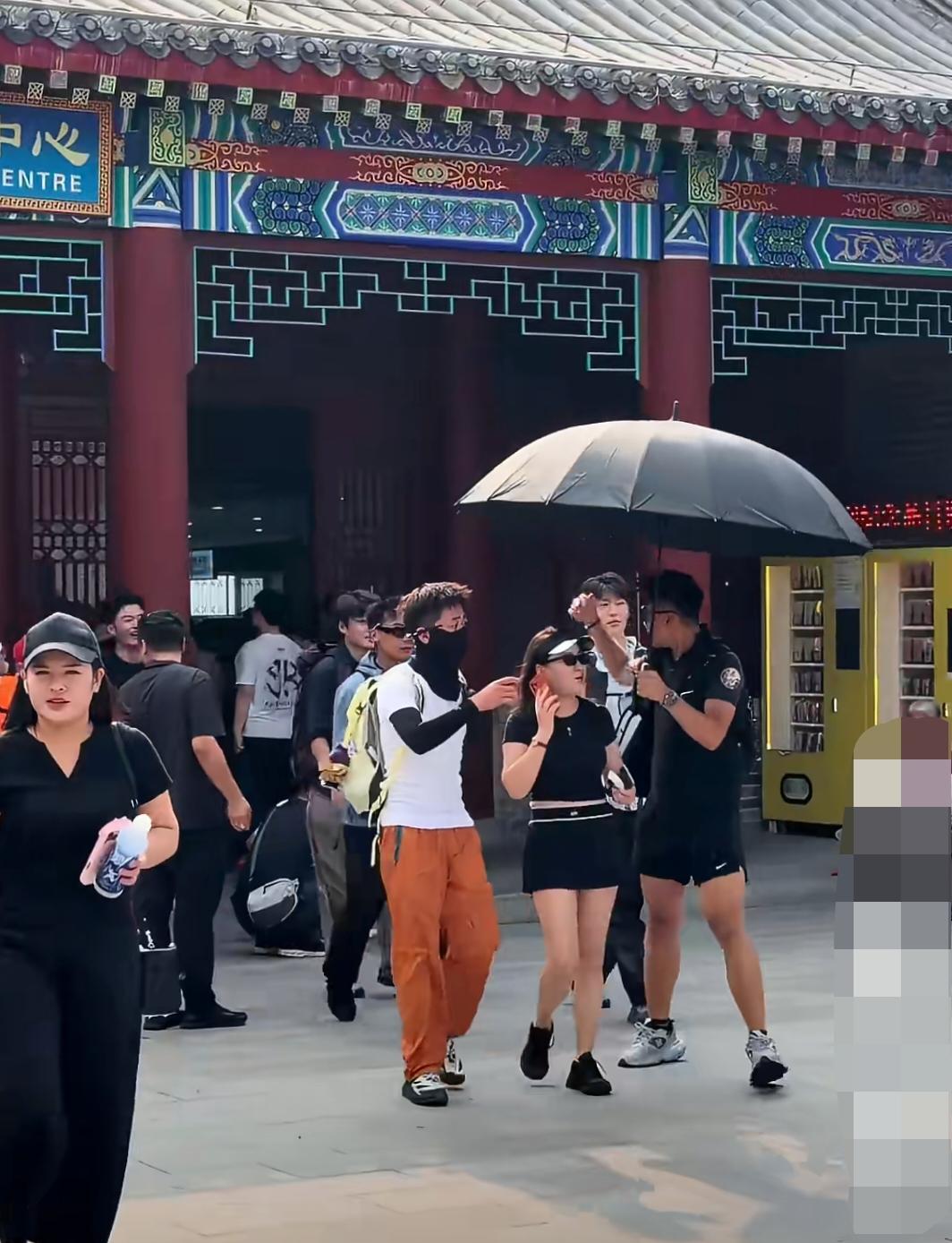 泰山风景名胜区，据说这位美女小姐姐一次点了30个陪爬！挣钱的意义在此刻具象化了…