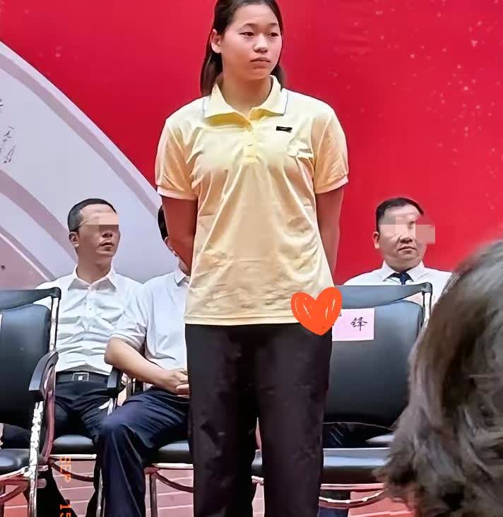 总感觉全红婵开学不太对劲，开学的过程中，没等来想象中的专车、绿色通道，这
