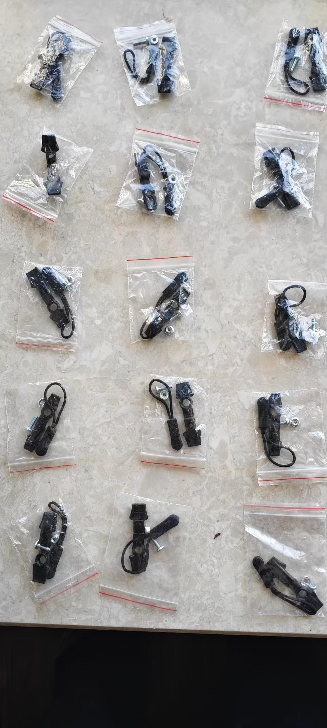 老年人网购最大误区：贪便宜，买的全是闲置。 昨天收拾家里杂物，翻出一包三年前