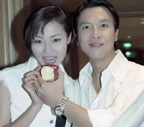 1994年，甄子丹为了万绮雯和梁静慈离婚，没多久梁静慈发现自己怀孕了想复婚，甄子