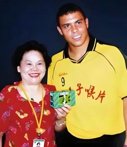 2003年，罗纳尔多跟着皇马俱乐部来中国，一位富婆托中间人带话：“只要陪我吃顿饭