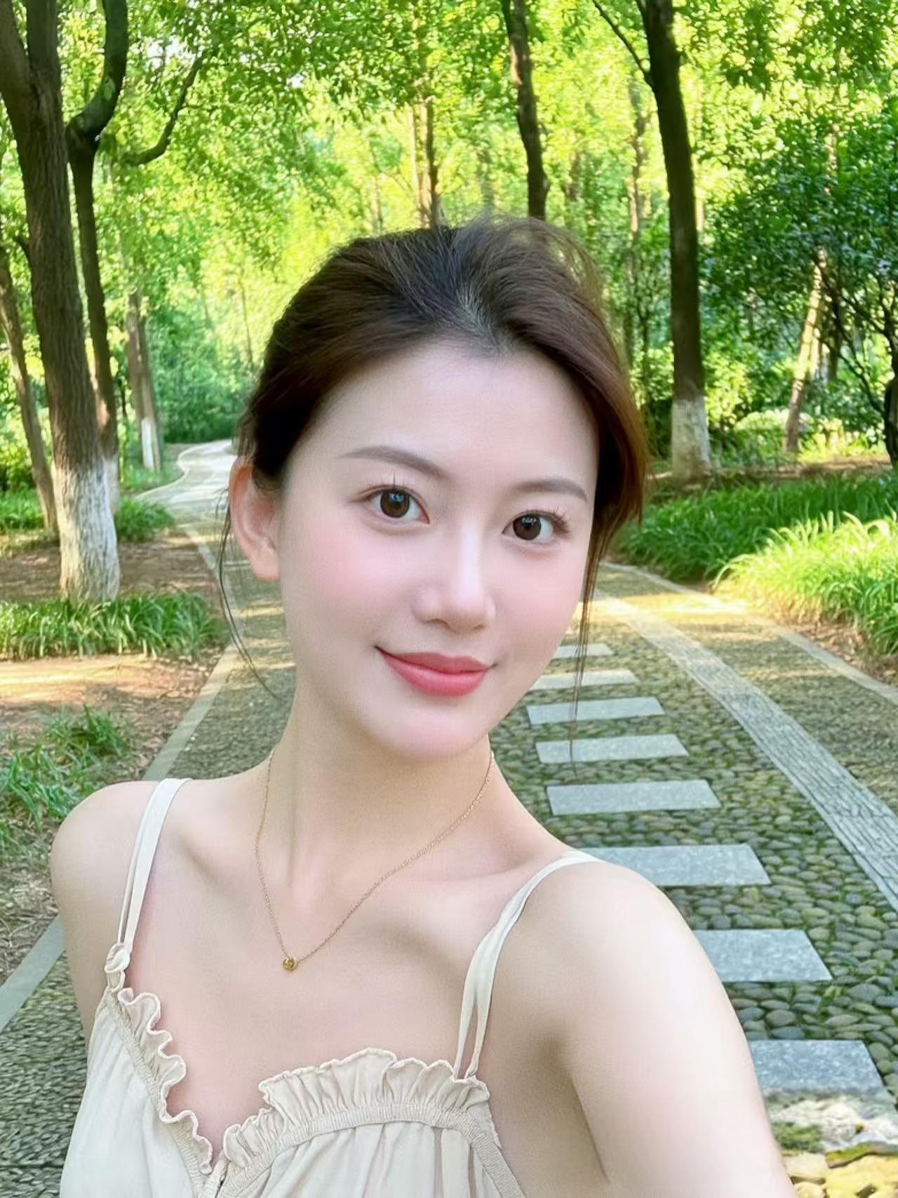 发现了没有很多男人出去打工女人头天晚上都会忙里忙外，把男人的行囊仔细收拾。