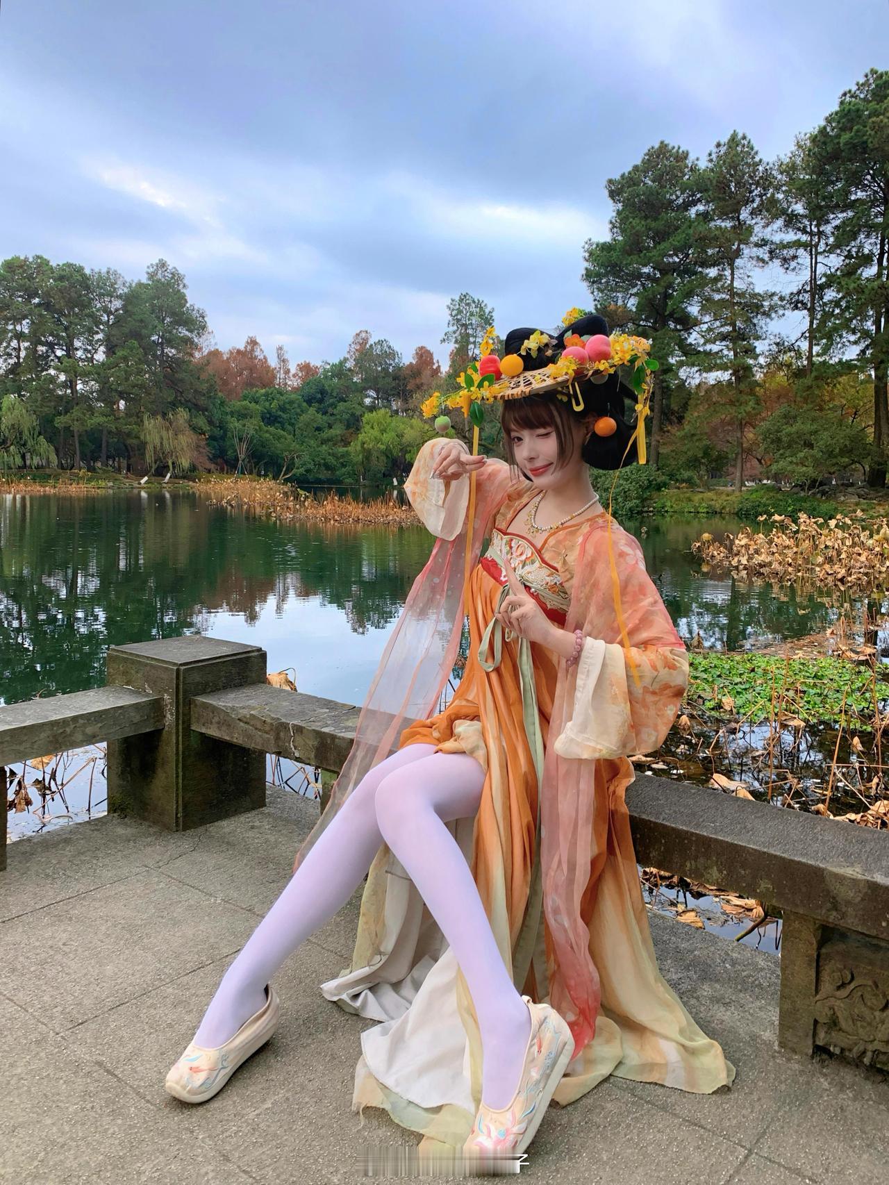 秋日湖畔，古风少女与花共舞