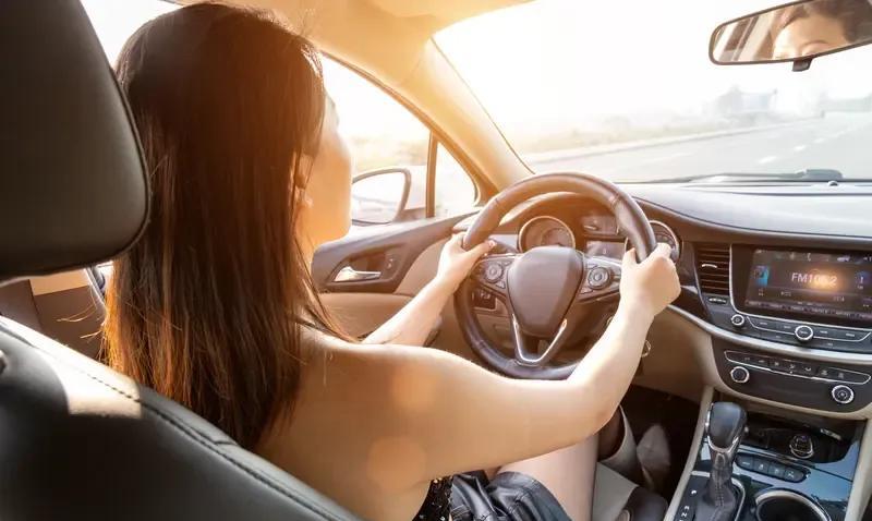 一女子参加公司聚餐，喝多了，于是就叫了个代驾。女子刚上车就问师傅：“我能把鞋脱了