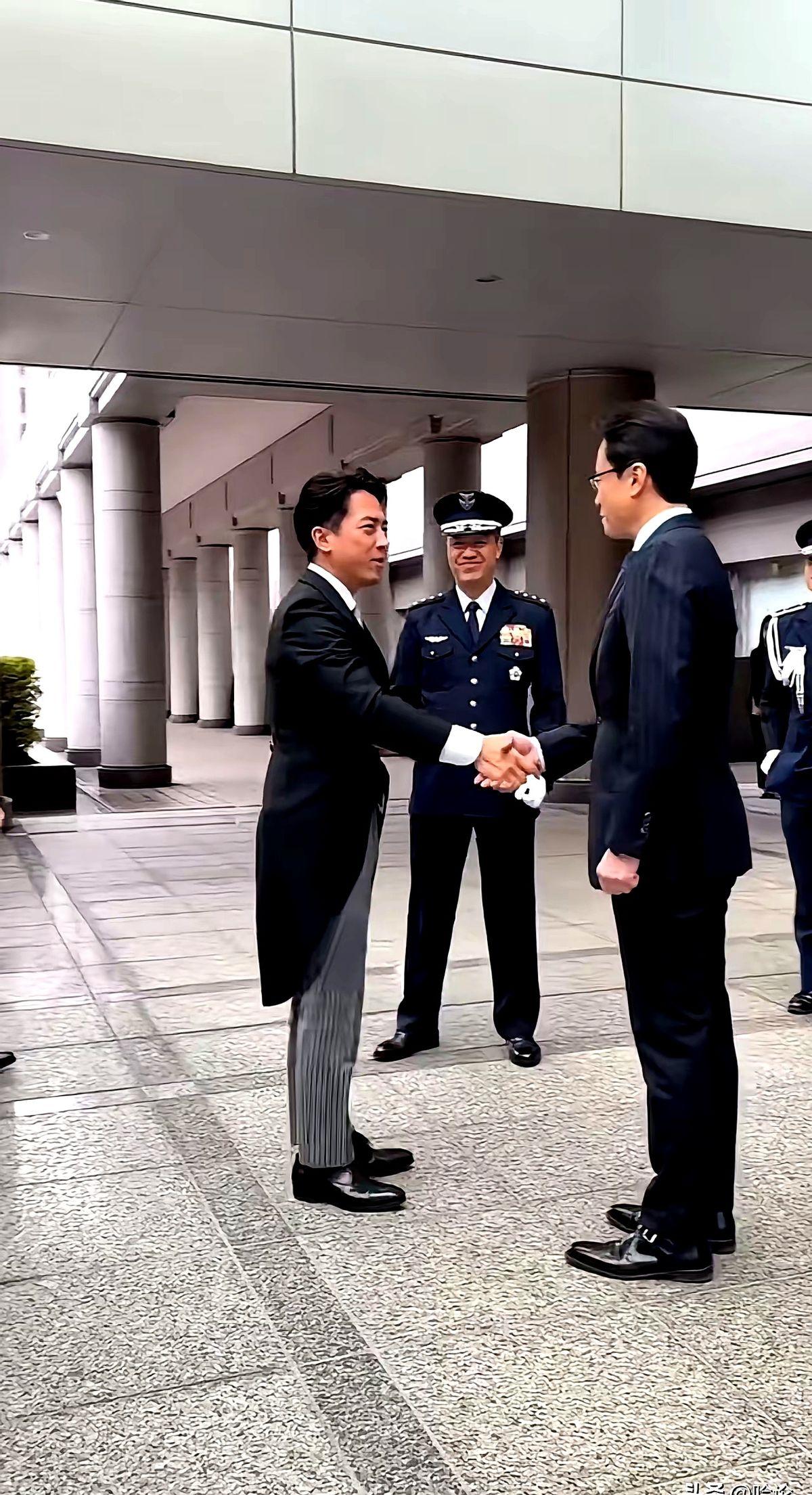 小泉进次郎当上防卫相了?呵。不是升官,是捡了条命。我当年在酒泉见过一