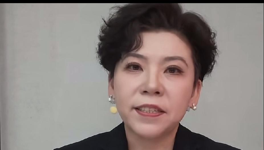 邓亚萍解说点评王曼昱4-0横扫佐藤瞳，夸个不停！邓亚萍直言这场攻削大战堪称教科