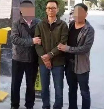 1995年，一高干子弟悍然劫杀运钞员，抢走1500万巨款后潜逃，隐姓埋名逃亡21
