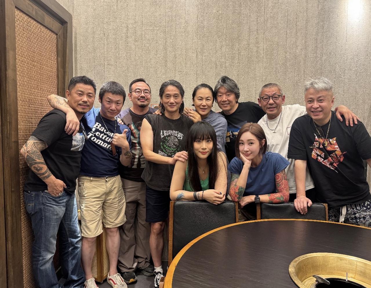 北京摇滚圈齐聚为窦唯前妻高原庆生，老狼、高旗、李辉等人都来了，窦佳嫄穿绿吊带坐在