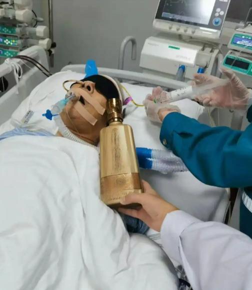[点赞]10月17日，河南郑州，一老人收破烂时，捡了2瓶没有包装的液体，打开后