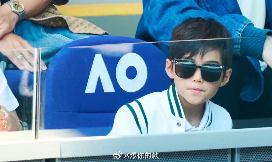 周杰伦昆凌看网球赛：儿子罗密欧高清正面照曝光，父子俩好相似！