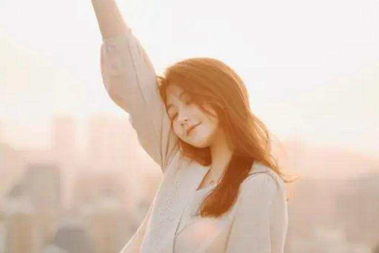 男人别错过！女人对你生理性喜欢的7个信号咖啡厅里，她和他并肩坐着，指尖不自