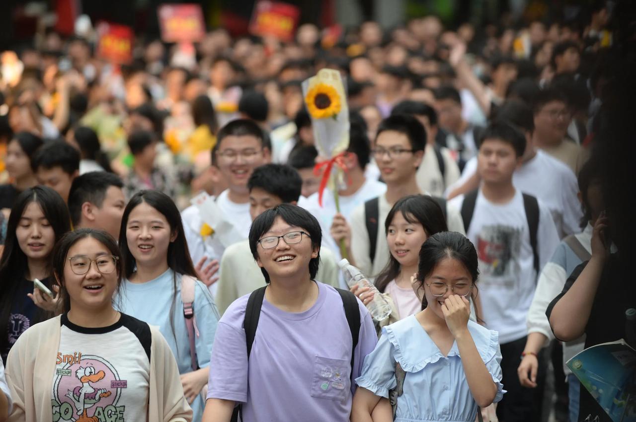 2021年，全国高考报名人数1078万2022年，全国高考报名人数1193万