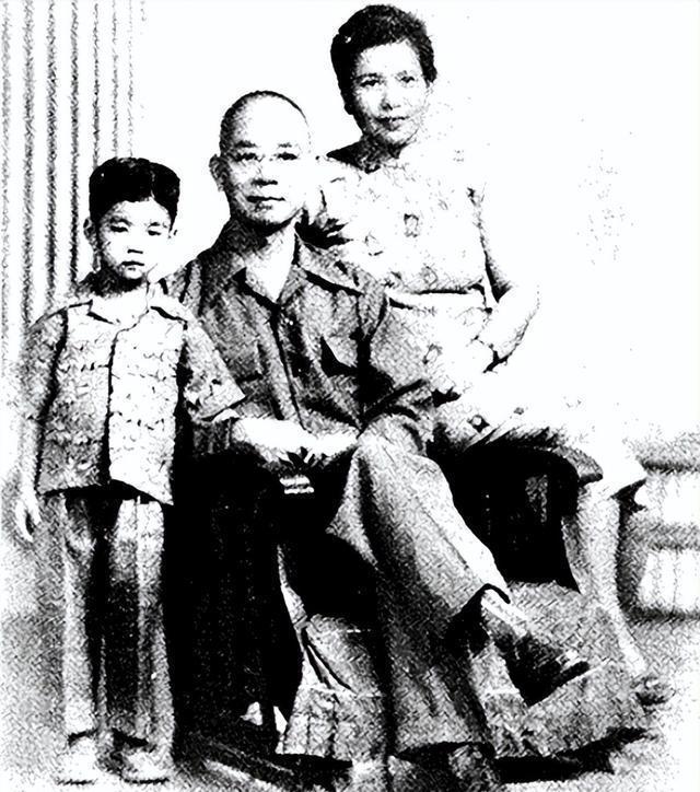 吴家“小人物”，在吴石被抓时，拿枪顶住了保密局的人，他图啥？上海那冷，是钻