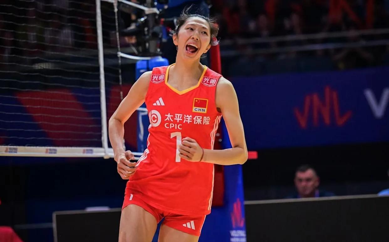 北京时间6月19日，世界女排联赛中国香港站首场比赛结束争夺，中国女排表现出色，以