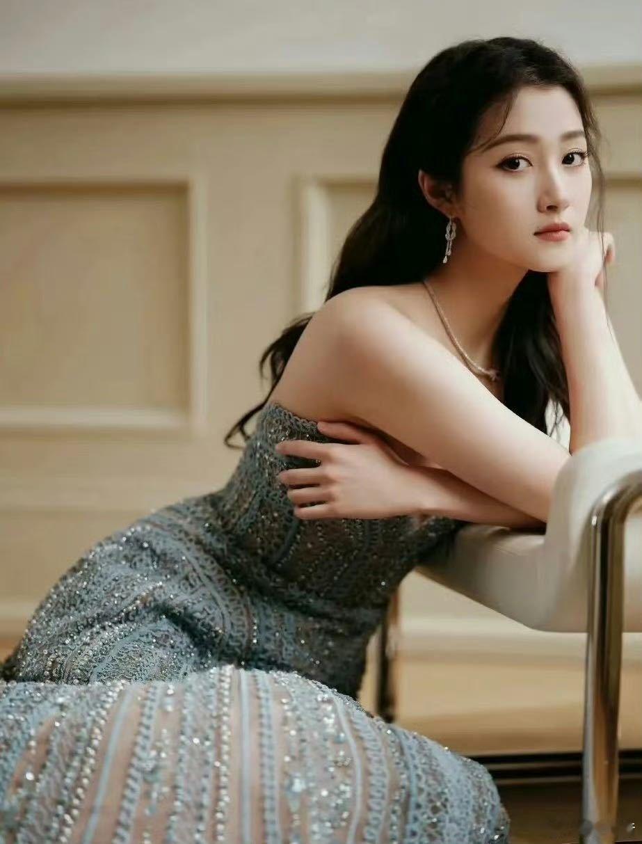 关晓彤红秀穿了5套高定红秀拍摄手法与审美双双在线📸太会打造关晓彤专属风格，高