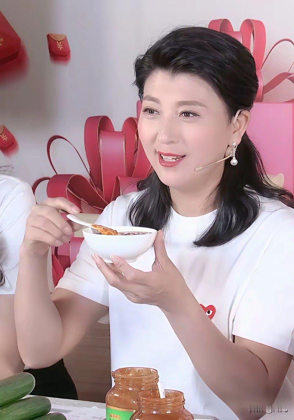 网友都把闫学晶喷成那样了，她还锲而不舍的坚持直播到底为了啥？1、一旦沉默永久沉默