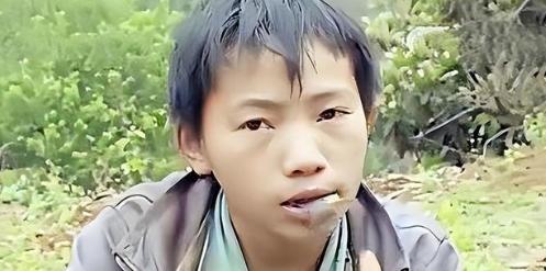 “我不想回去，我喜欢这里。”2014年，14岁的广西孤儿杨六斤在深圳哭着被拽