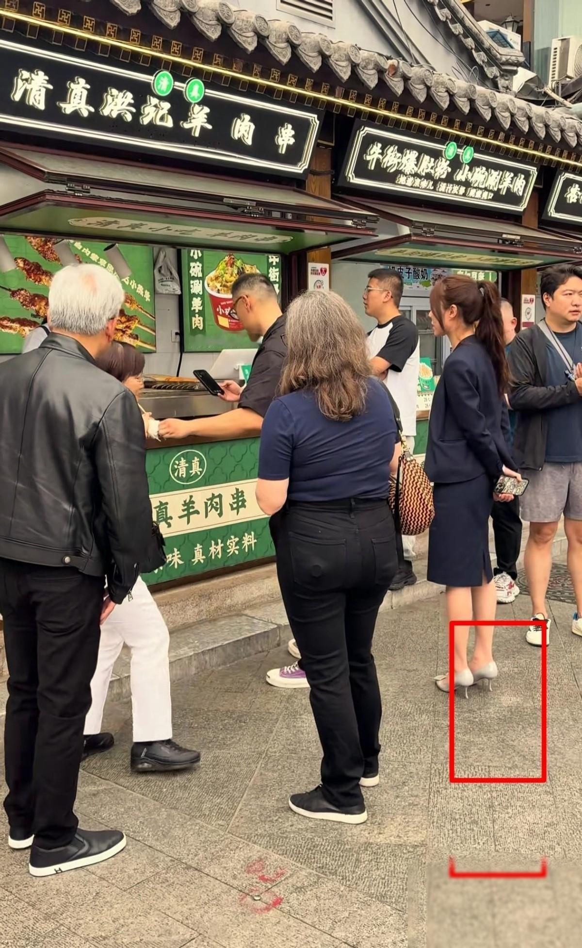 比黄仁勋的皮夹克更让人惊讶的是陪游小姐姐的鞋。这个小姐姐应该不是啥干体力活的向导