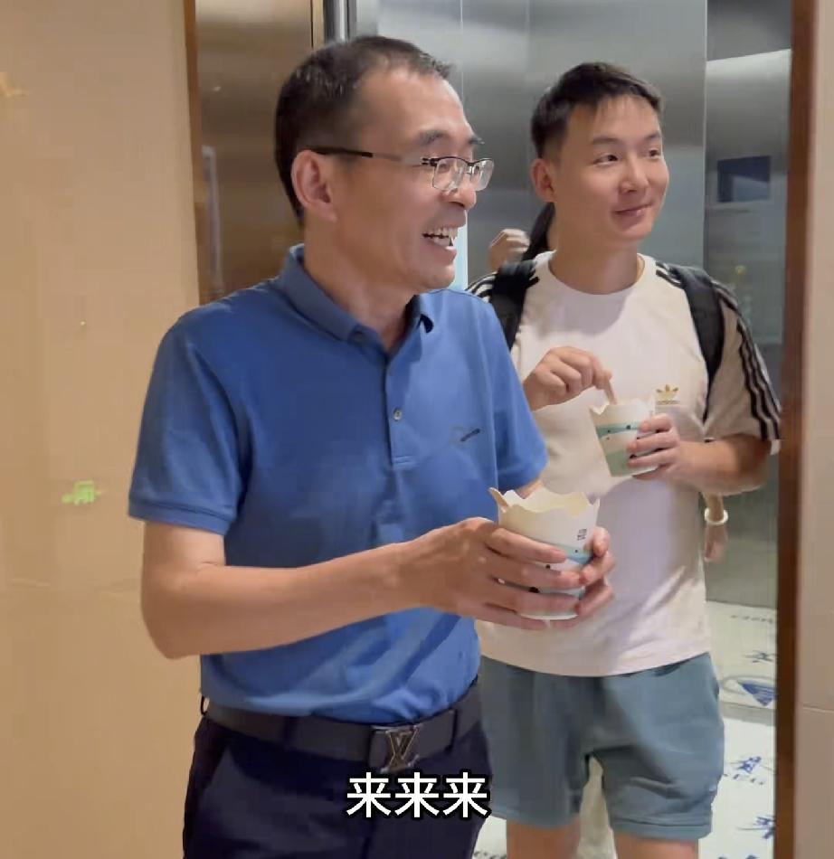 谢浩男去谢爸公司了谢爸说:所有的一切都是他的！还有一个好消息给二女儿揭晓