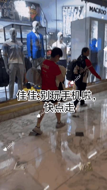 佳佳真的很照顾莎莎，回头看了莎莎一眼:别玩手机了，快点走。佳佳真好，还得时常