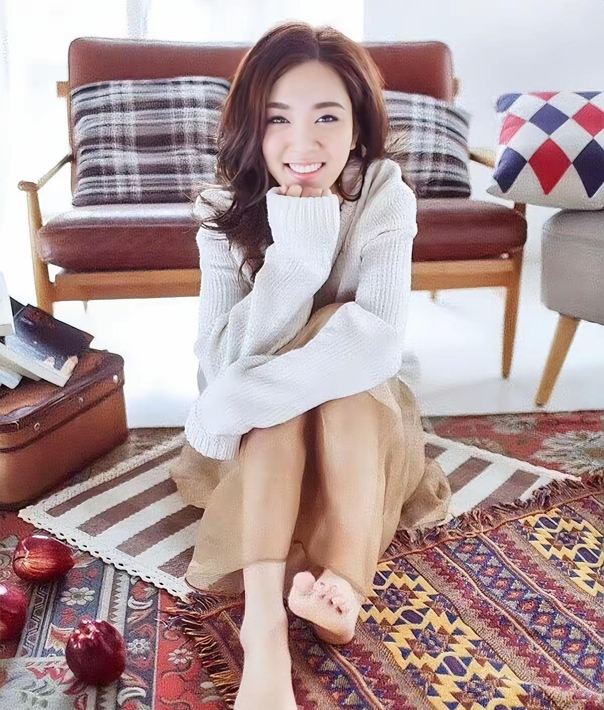 王晓晨，167cm，从头美到脚，特别是那双脚，肉嘟嘟的好可爱