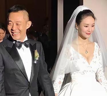 58岁的演员侯勇和他90后年轻的妻子，是不是男人有钱都会娶比自己小很多的？​​