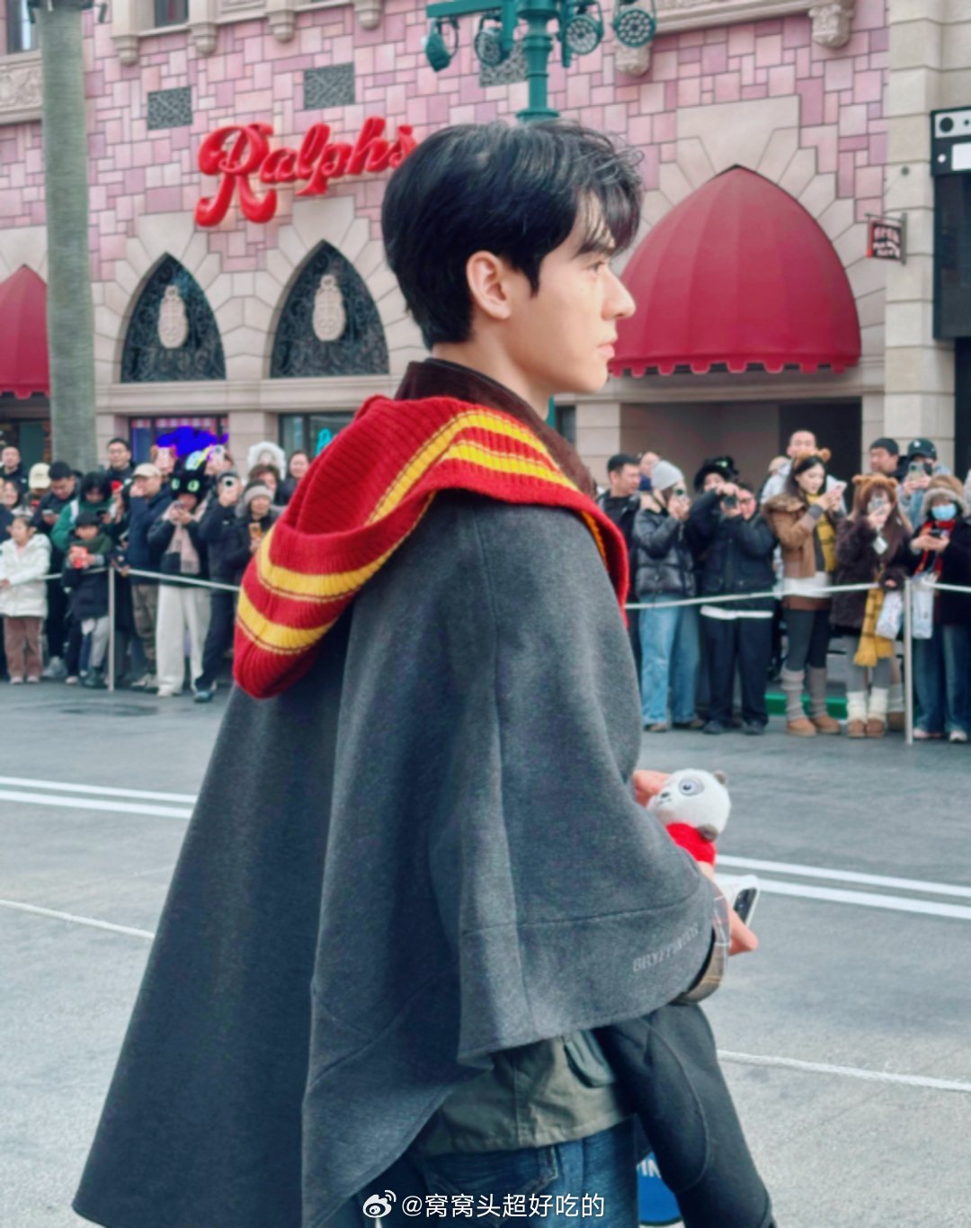 到底多少人跟着龚俊环球影城被偶遇，路人都说超帅。这个完美骨相绝了