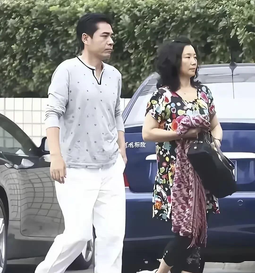 陈宝国电视上看到的一般般，现实生活中很帅气，是实力和颜值并存的男演员。他一身休