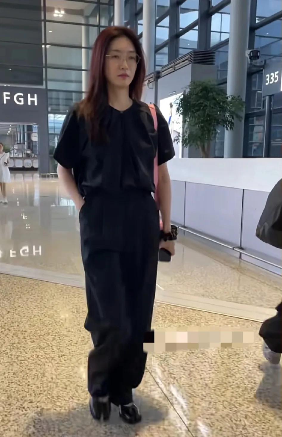 上海机场偶遇女星江疏影。本人太普通了，离开美颜滤镜，连普通人的颜值都不如，妆前妆