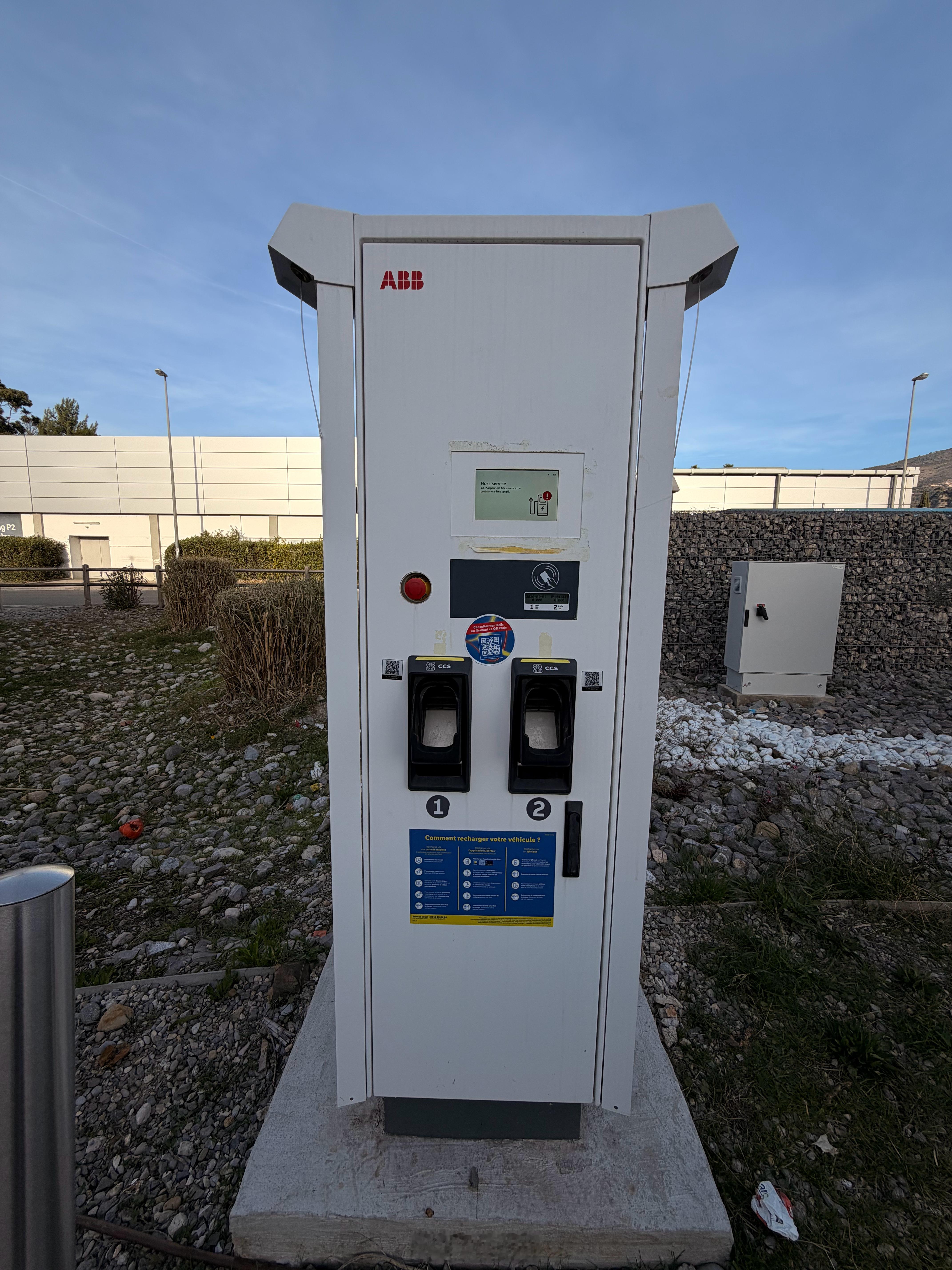 在法国的时候，发现那边一个充电桩都被偷成这样了，可以说是直接抢了，角磨机都上了生