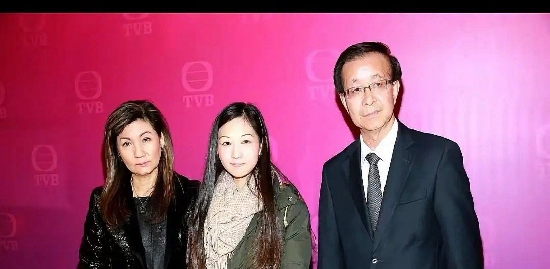 我一个同事老公，突发心梗，人送到医院就没抢救回来。她儿子从香港连夜飞回，西装笔挺