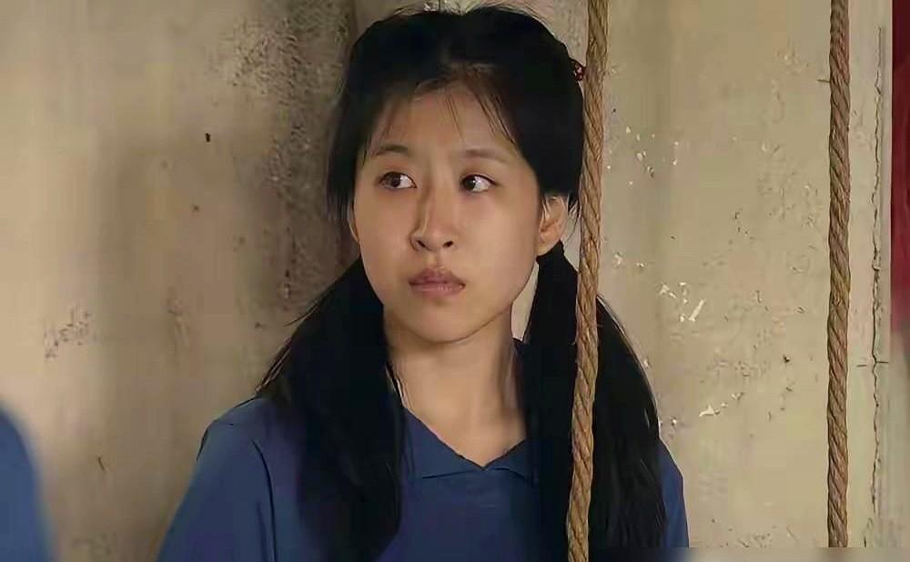 升任团长第一天，忆秦娥拿起笔，直接在主角名单上划掉了旧日仇人王秦生的名字。产
