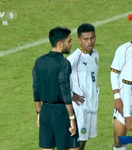 被判罚点球后，那个东帝汶6号球员就这样双手叉腰，眼睛斜视着裁判，满脸无辜，不争辩