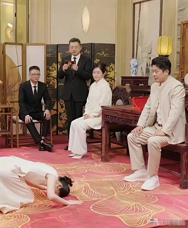 时隔多月的辛巴又复出了，第一件事就是收徒弟徐婕改名徐杰，不是打篮球的徐杰，徐杰三