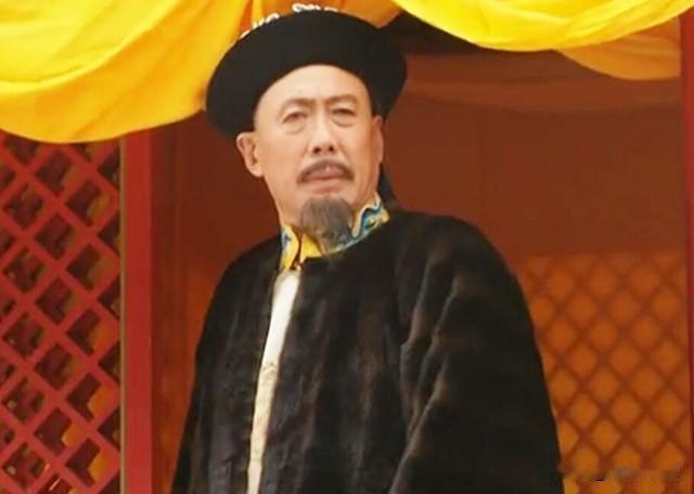 单就用人而言，康熙其实不如乾隆。康熙对汉臣比较包容，只要有能力，人品方面要求不