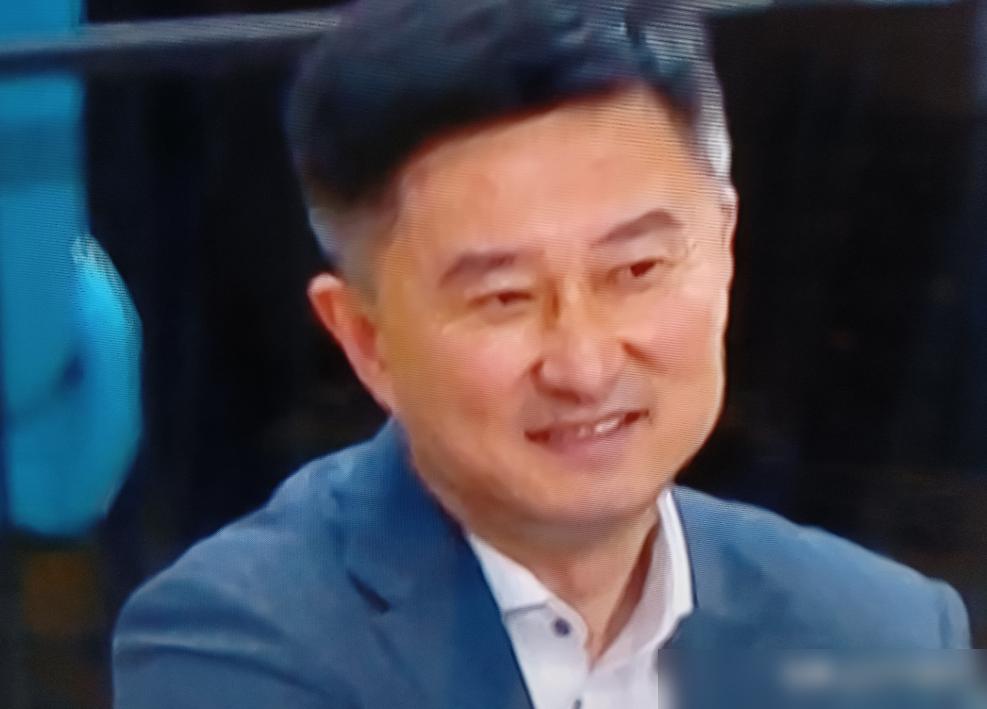 杜锋为啥宁可自己丢脸也不让胡明轩上？答案就俩字，保护。杜指导心里跟明镜似