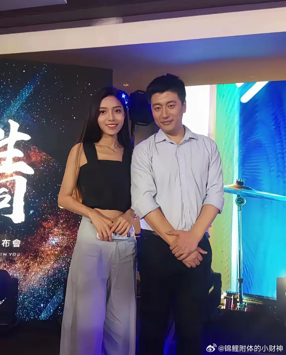 张老师年轻时其实长得很帅气要个头有个头。要长相有长相，要身材有身材，要气质有气质