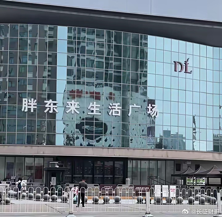 许昌几个房东，看胖东来买卖红火，就一个劲涨房租，想把人套牢。于东来可不吃这套，直