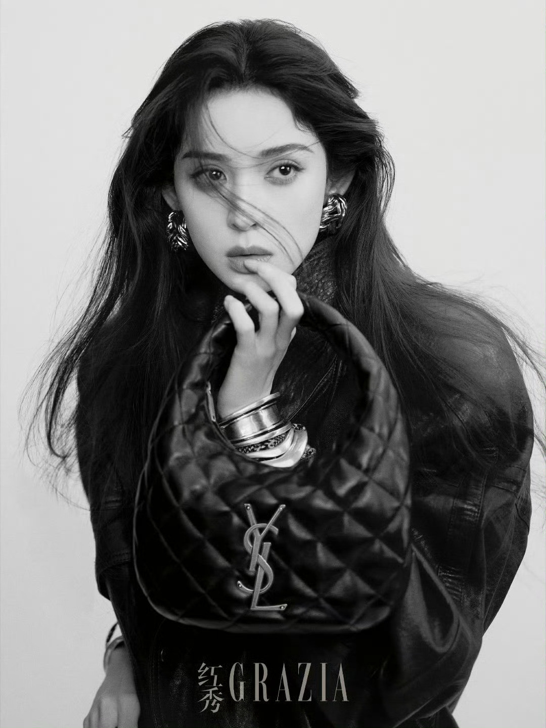 红秀GRAZIA｜古力娜扎：橄榄绿与豹纹蓝的碰撞，演绎随性飒美风尚​​​