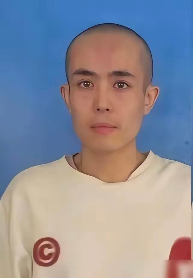 从缅甸死里逃生的王星，最近被拍到在横店接群演，日薪121块，还得还网贷。不是他不想火，是他不敢接。直