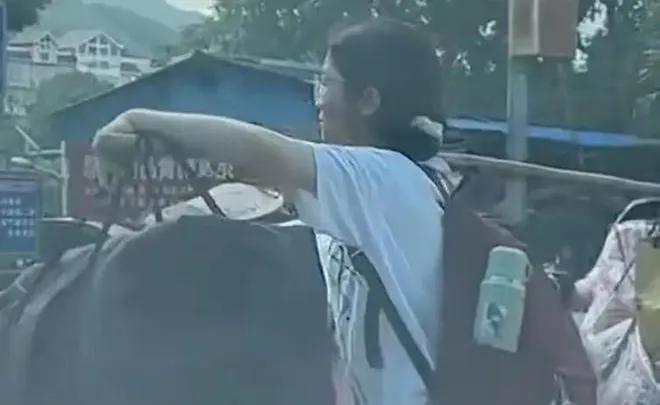 “扁担女生”刘燕终于公开回应了网友的热切关注。这个来自灌阳的女孩，在央视