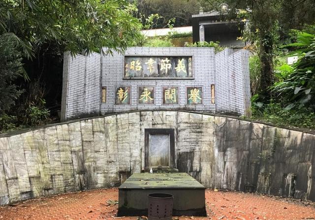 台湾杜月笙墓地：朝向上海，破败寒酸，墓碑上方八个大字难以服众墓碑朝西北，直指