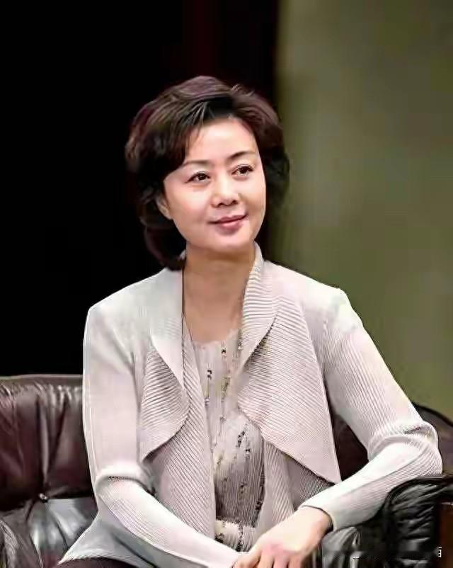 京剧第一美人的颜值果然不是吹捧起来的，看她这样安静坐着的样子，多么优雅，多么迷人