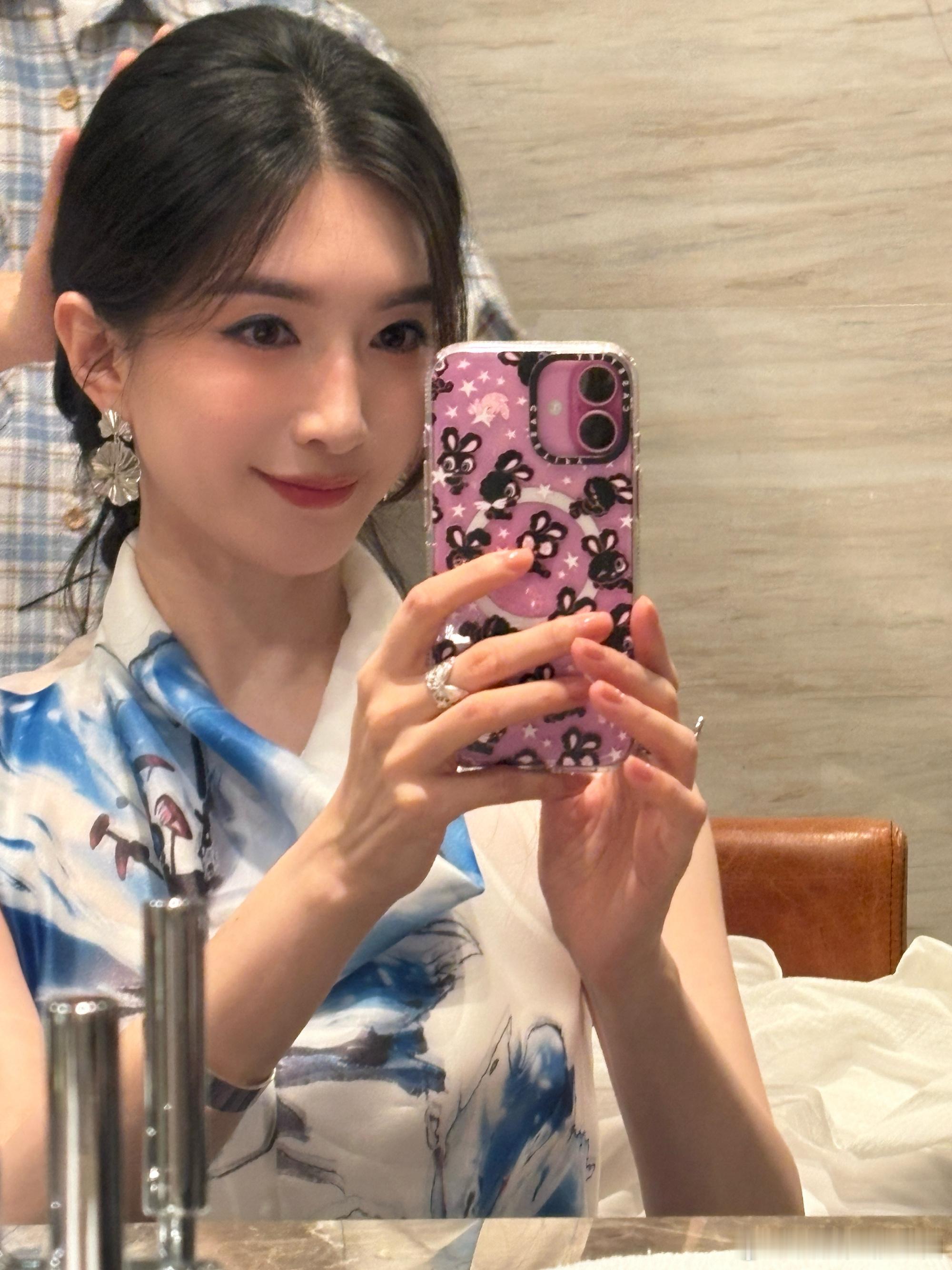 江疏影问它们看到啥了当然是瞧见了美丽动人的江疏影姐姐！精致的五官搭配完美，举手