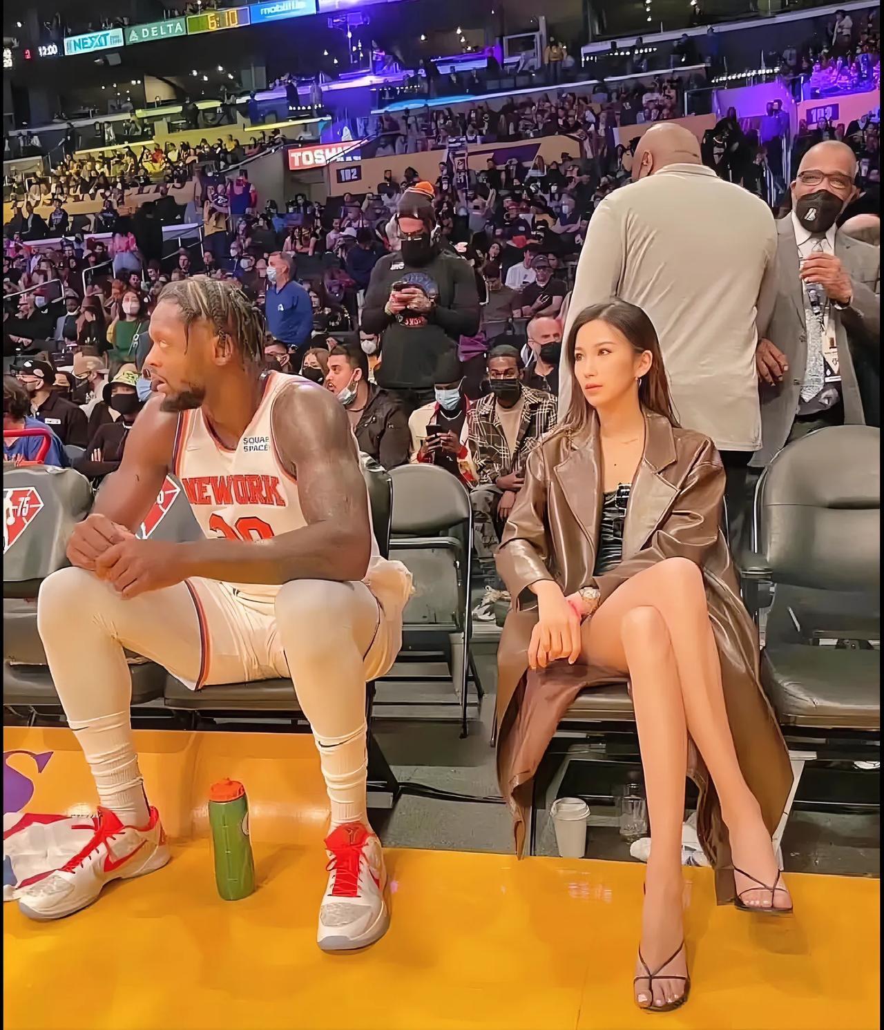 网红金兜兜作为NBA球迷，可以说值了，不但被誉为“最美湖人女球迷”，而且还能坐在