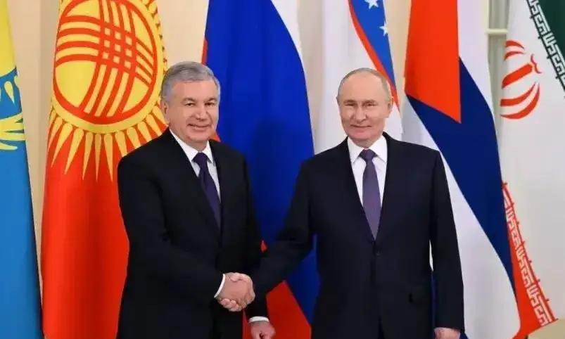 开完会就跑？不得不说中亚这两国太精了！12月19日，日本首相高市早苗兴致勃勃的