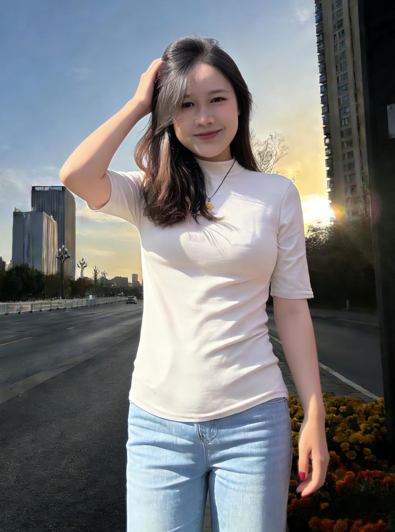 晚风吹袂过长街，落日金波染鬓钗。莫道城中无胜景，佳人一笑胜秦淮。