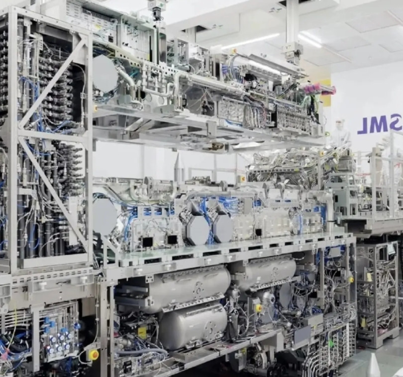 这就是传说的荷兰Asml的光刻机，这么复杂精密的仪器，地球上只有一家公司造得出来