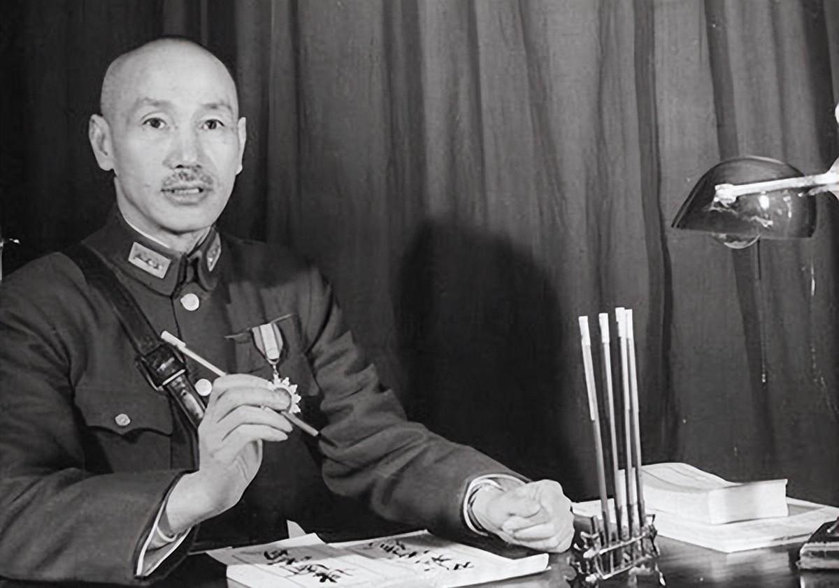 1945年，重庆谈判时，蒋介石提出让毛主席担任省长，毛主席平静地问：“委员长